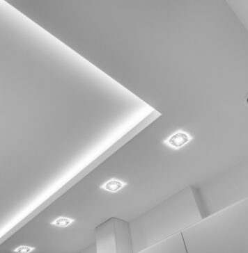 Jakie oświetlenie polecane jest przez architektów do salonu: lampa sufitowa, listwy LED, halogeny?