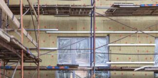 Jak wykorzystać tracony szalunek w budownictwie: praktyczne zastosowania na stropach, nadprożach i słupach fundamentowych